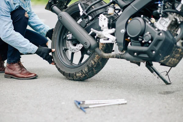 Detailní Záběr Člověka Nahrazujícího Poškozenou Pneumatiku Motocyklu — Stock fotografie