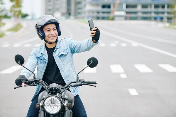 Sonriente Joven Vietnamita Guapo Sentado Motocicleta Casco Tomando Selfie Filmando — Foto de Stock