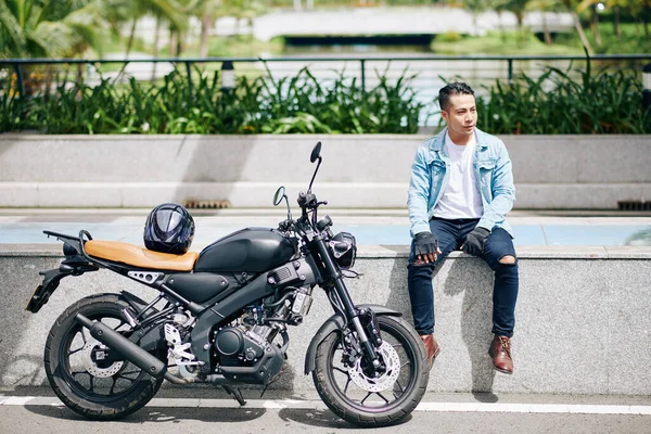 Guapo Joven Asiático Sentado Parapeto Granito Junto Motocicleta Descansando Después — Foto de Stock