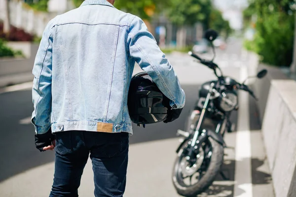Mann Jeansjacke Mit Motorradhelm Blick Von Hinten — Stockfoto