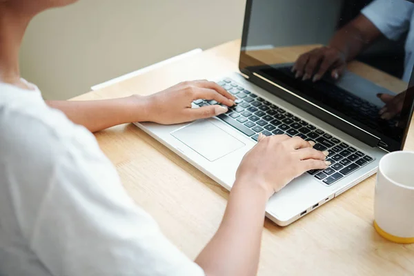 Close Beeld Van Jonge Vrouw Die Werkt Laptop Programmeert Mails — Stockfoto