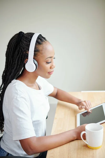 Joven Mujer Negra Auriculares Bebiendo Café Leyendo Libro Tableta —  Fotos de Stock