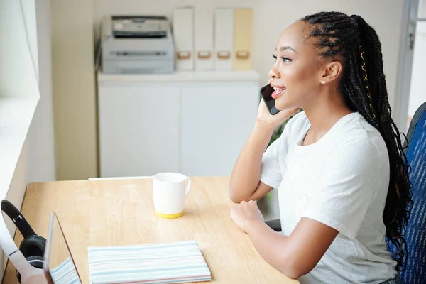 Joven Mujer Negra Positiva Sentada Escritorio Oficina Casa Hablando Por —  Fotos de Stock