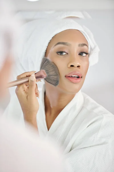 Retrato Jovem Bela Mulher Negra Aplicando Maquiagem Depois Tomar Banho — Fotografia de Stock