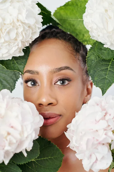 Portret Van Aantrekkelijke Jonge Zwarte Vrouw Met Hortensia Bloemen Bladeren — Stockfoto