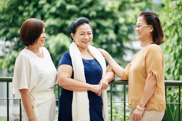 Grupo Mujeres Mayores Hablando Aire Libre Discutiendo Noticias Chismes —  Fotos de Stock