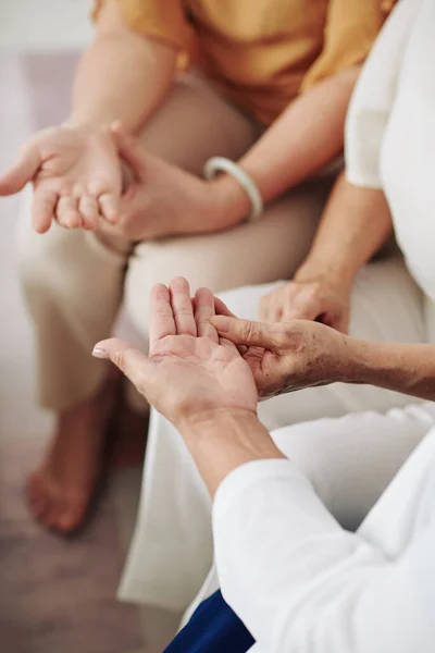 Donne Anziane Che Chiedono Agli Amici Mostrare Palmi Delle Mani — Foto Stock