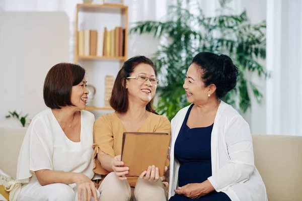 Grupp Glada Vietnamesiska Äldre Kvinnor Tittar Roliga Videor Eller Tittar — Stockfoto