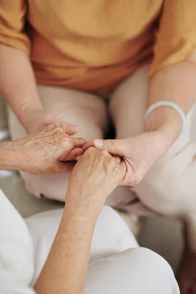 Hände Der Erwachsenen Tochter Halten Die Hände Ihrer Älteren Mutter — Stockfoto