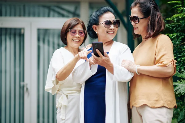 Fröhliche Seniorinnen Mit Sonnenbrille Wählen Fotos Aus Die Sie Den — Stockfoto