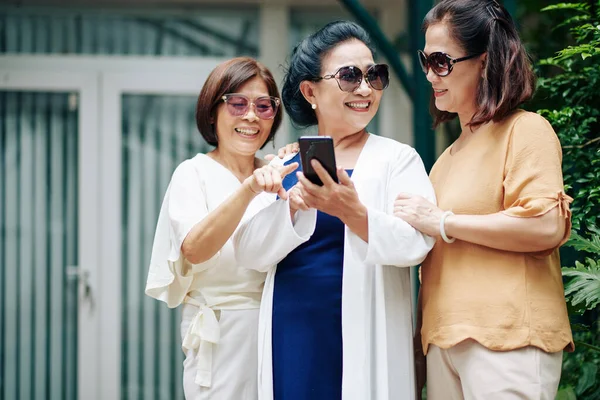 Cheerful Senior Female Friends Sunglasses Choosing Photos Post Social Media — Stock Photo, Image