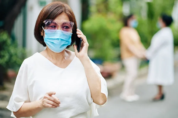 Porträtt Äldre Asiatisk Kvinna Medicinsk Mask Talar Telefon Med Släkting — Stockfoto