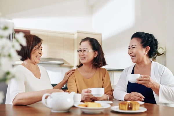 一群快乐的老年妇女在家里喝茶 吃蛋糕和谈论新闻 — 图库照片