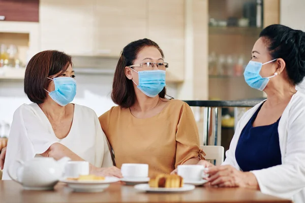 Grupp Äldre Asiatiska Kvinnor Medicinska Masker Sitter Vid Köksbordet Med — Stockfoto