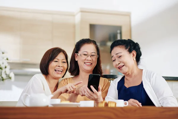 Group Cheerful Vietnamese Senior Women Watching Funny Videos Smartphone Screen — Stock Photo, Image