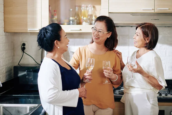 Grupp Äldre Asiatiska Kvinnor Dricker Champagne Köket Hemmafest — Stockfoto