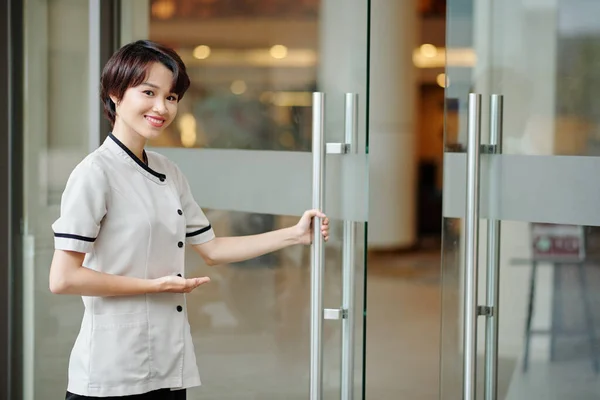 Ritratto Giovane Lavoratrice Vietnamita Che Apre Una Porta Vetri Invita — Foto Stock