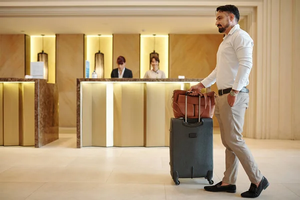 Çantası Bavulu Olan Yakışıklı Şık Bir Adam Pahalı Otelin Lobisine — Stok fotoğraf