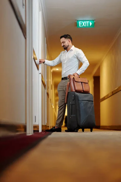 Mature Hotel Guest Opening Luggage Opening Door His Room Hotel — Stock Photo, Image