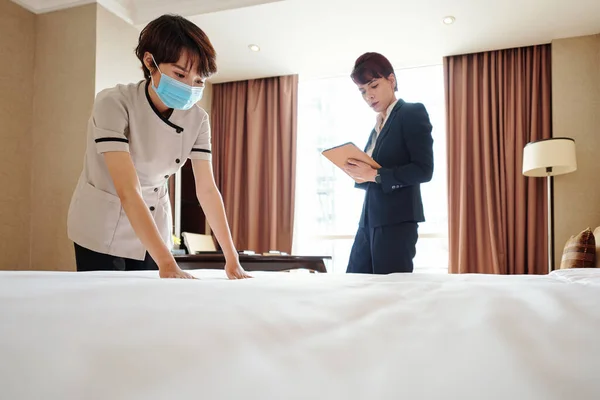 Young Asian Maid Wearing Medical Mask Making Bed Hotel Room — Stock Photo, Image