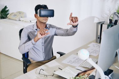 Yeni sanal gerçeklik uygulaması için kulaklık test arayüzü konusunda ciddi genç Hintli programcı