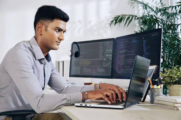 Pensive Jonge Indiase Programmeur Zit Aan Het Bureau Met Twee — Stockfoto