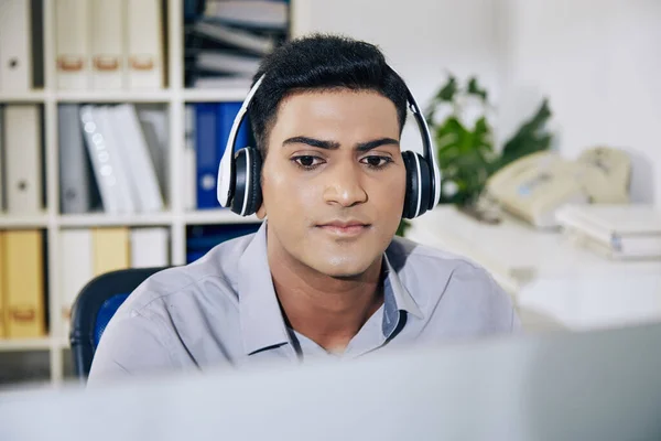 Snygg Seriös Ung Indisk Mjukvaruutvecklare Lyssnar Musik Hörlurar När Programmerar — Stockfoto