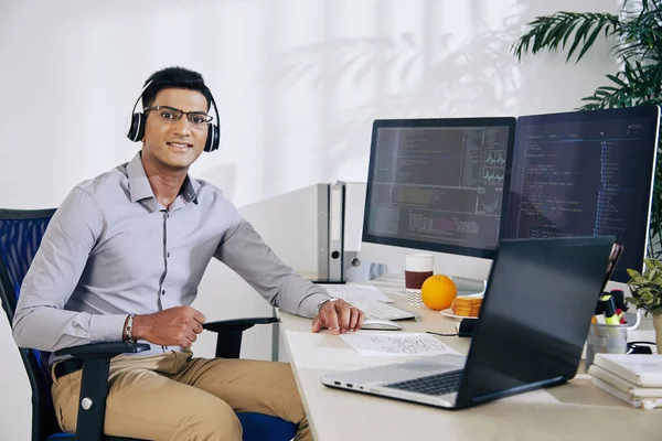 Retrato Sorridente Jovem Desenvolvedor Software Indiano Óculos Sentados Mesa Escritório — Fotografia de Stock