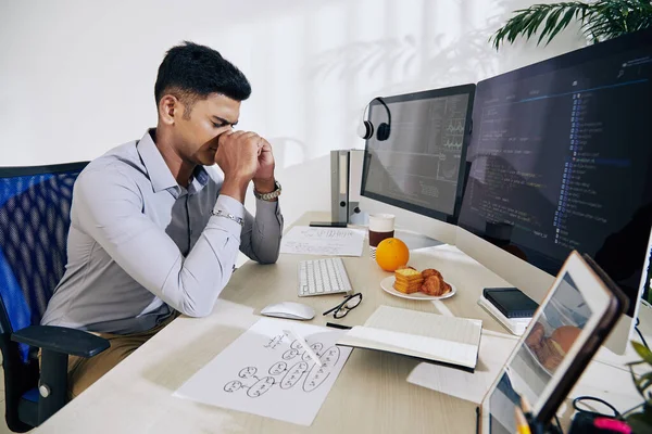 Programador Indiano Esforçando Para Encontrar Solução Trabalhar Código Programação — Fotografia de Stock