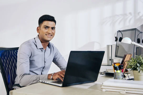 Portrait Smiling Indian Programmer Working Laptop Office Desk — Stock Photo, Image