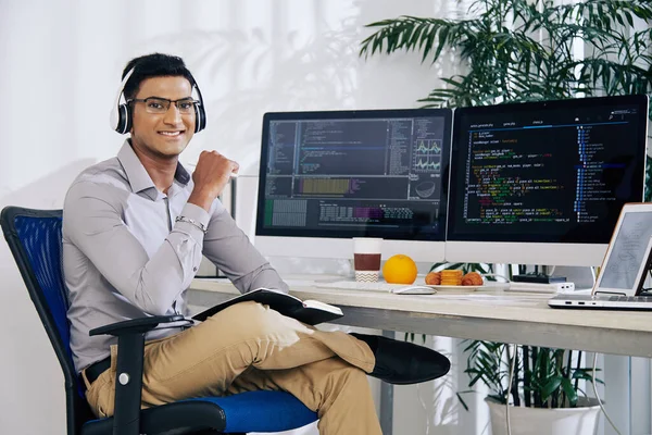 Портрет Улыбающегося Уверенного Индийского Программиста Сидящего Рабочим Столом Программным Кодом — стоковое фото