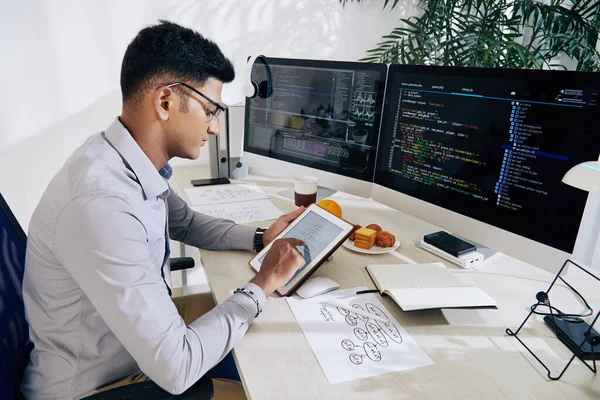 Poważny Młody Indyjski Programista Sprawdza Mapę Umysłu Tablecie Podczas Planowania — Zdjęcie stockowe