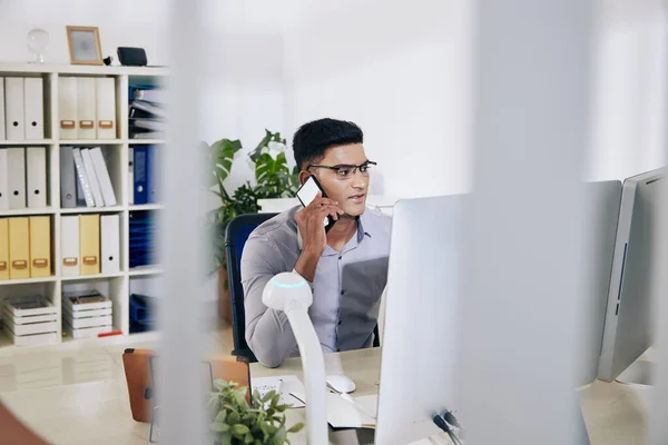 Indiai Vállalkozó Szemüvegben Irodában Telefonon Beszél Kollégájával — Stock Fotó