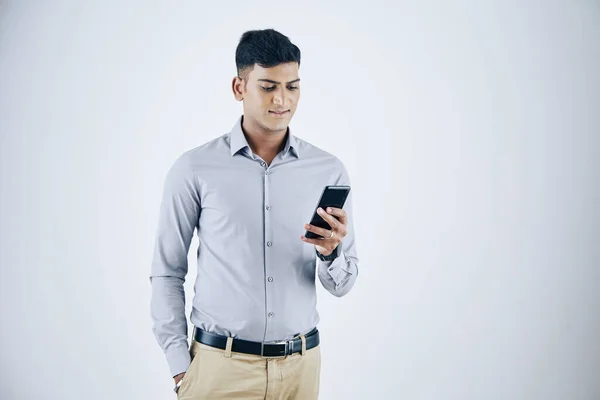 Positivo Bonito Jovem Empresário Indiano Lendo Mensagens Texto Tela Smartphone — Fotografia de Stock