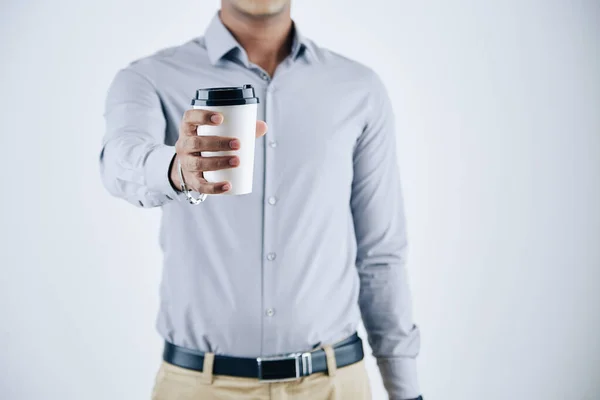Przycięty Obraz Przedsiębiorcy Wyciągającego Rękę Filiżanką Kawy Wynos Odizolowany Białym — Zdjęcie stockowe