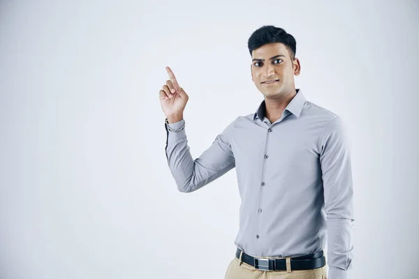 Estúdio Retrato Sorrir Jovem Empresário Indiano Apontando Com Dedo Indicador — Fotografia de Stock