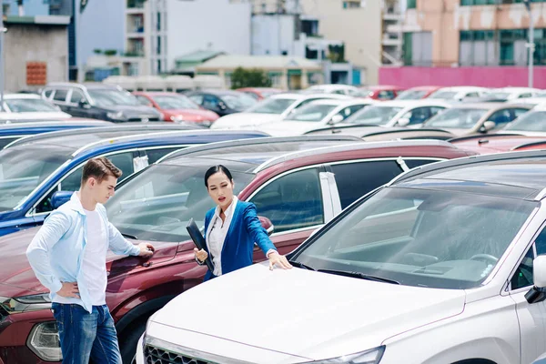 Menedżer Sprzedaży Kobiet Pomaga Klientowi Wybrać Nowy Samochód — Zdjęcie stockowe