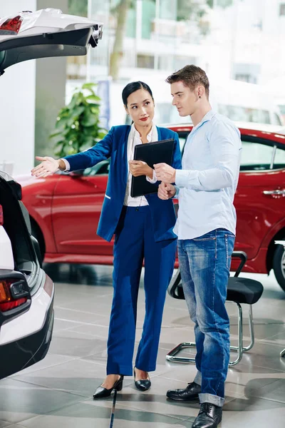 Car Dealership Manager Showing Big Trunk Automobile Young Customer — Stock Photo, Image