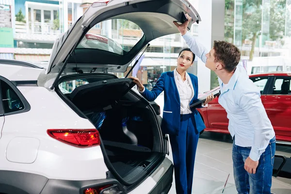 Giovane Cliente Che Controlla Serratura Del Bagagliaio Dell Auto Che — Foto Stock