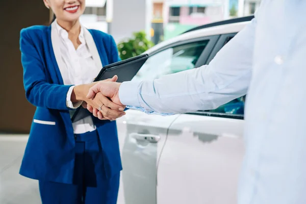 Assistente Vendas Apertando Mão Cliente Depois Que Ele Compra Carro — Fotografia de Stock