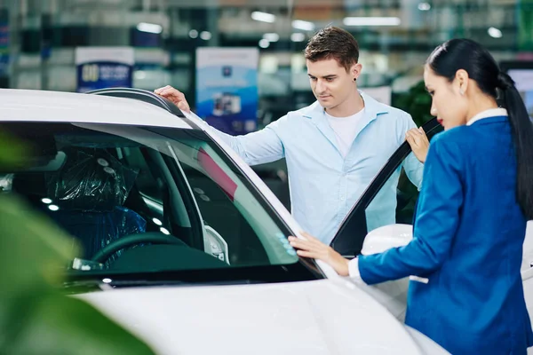 Manažer Prodejny Otevírá Dveře Automobilu Aby Zákazníkovi Ukázal Interiér Vozu — Stock fotografie