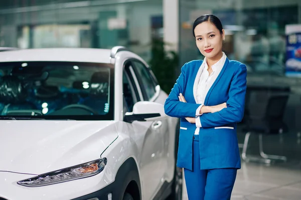 Portrait Pretty Young Female Dealership Manager Standing Next Car Folding — Fotografia de Stock