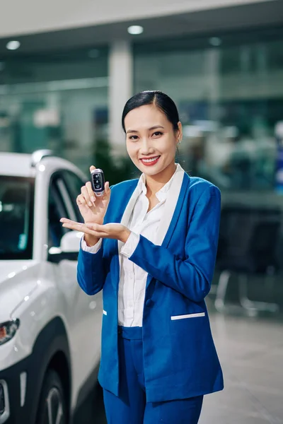 Veselé Krásné Auto Prodejce Pracovník Ukazuje Elektronické Klíče Nového Auta — Stock fotografie