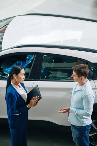 Dealership Manager Rozmawia Klientem Pyta Jego Preferencje Życzenia Samochodu — Zdjęcie stockowe