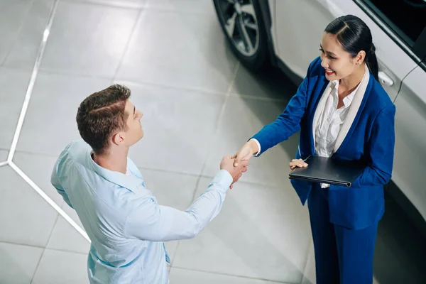 Sorrindo Concessionária Gerente Cumprimentando Cliente Que Veio Para Comprar Seu — Fotografia de Stock