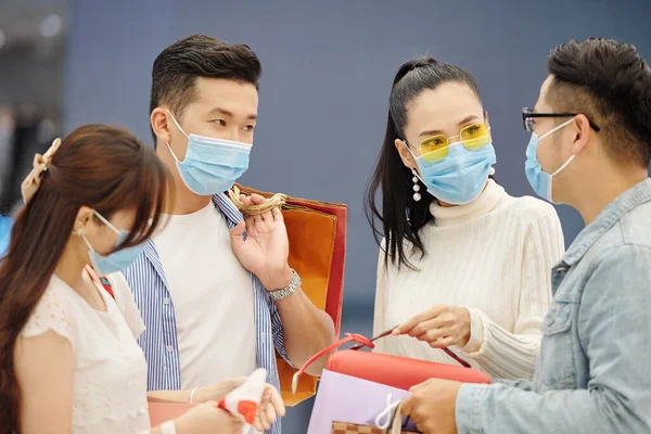 Gruppe Von Freunden Mit Papiertüten Diskutieren Sie Einkaufszentrum Zum Verkauf — Stockfoto