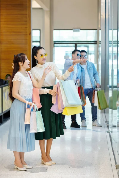 Fröhliche Asiatische Freundinnen Mit Vielen Einkaufstüten Schauen Schaufenster Mit Neuen — Stockfoto