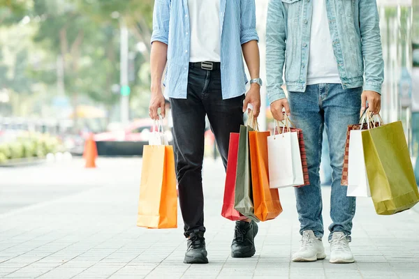 Imagen Recortada Hombres Jóvenes Caminando Por Calle Con Muchas Bolsas — Foto de Stock