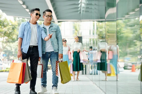 Yakışıklı Mutlu Asyalı Erkekler Birlikte Alışveriş Yaparken Vitrindeki Spor Ayakkabılarını — Stok fotoğraf