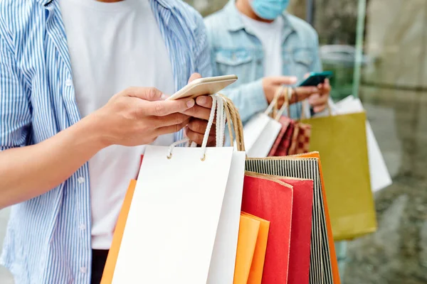 Alışveriş Çantalı Gençlerin Yakın Plan Görüntüsü Satışları Mobil Uygulamalar Yoluyla — Stok fotoğraf